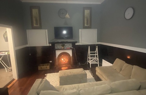 Piccadilly Cottage | 4/2 bedroom English cottage with open fire place