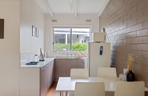 Silverleaves Apartment | 4/2 Honeysuckle Grove, Silverleaves - short stroll to cafe and beach
