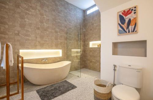 Batubelig Villa | 4 Bd Seminyak With Paddy View, Enclosed Living