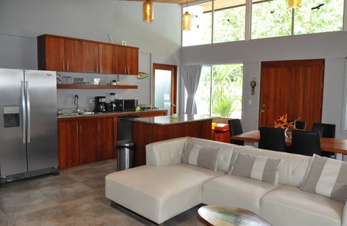 Matapalo House | 4 Bdm Family Home near Sandy Beach. A/C Private Pool & big yard. Pet friendly.