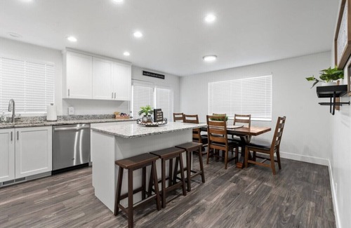 Taylorsville House | 4 Bdrm 6 Bed Clean Pet Friendly HotTub New Kitchen