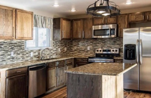 Tempe House | 4 bed 2 bath with pool and gym all private