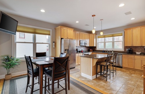 Lake Harmony House | 4 Bed 3 Bath single home with Hot Tub! Come for the Fall foliage and festivals!