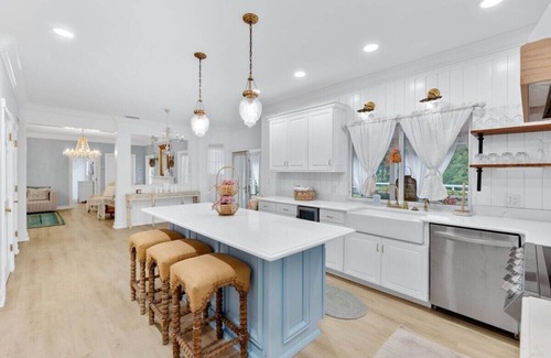 Biggar House | 4-Bed 4 bath 2 kitchens - Pool, Lanai, BBQ