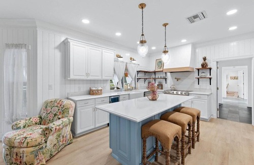 Biggar House | 4-Bed 4 bath 2 kitchens - Pool, Lanai, BBQ