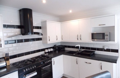 Weymouth House | 4 Bed 4 bath 4 star family town house 80 yds to beach, sky & wifi Recent refurb