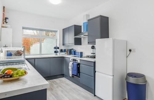 Birkenhead House | 4-Bed Contractor House - Free Parking - Ultra Fast WIFI
