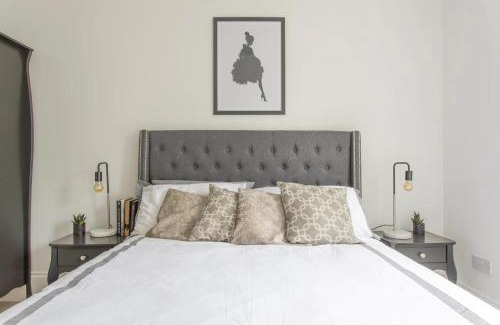 Ealing Apartment | 4-Bed Flat in West London Sleeps 8 8 min to Tube
