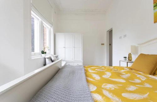 Ealing Apartment | 4-Bed Flat in West London Sleeps 8 8 min to Tube