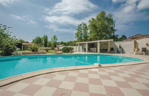 Saint-Vivien-de-Medoc House | 4 bedroom accommodation in Saint-Vivien-de-Medoc