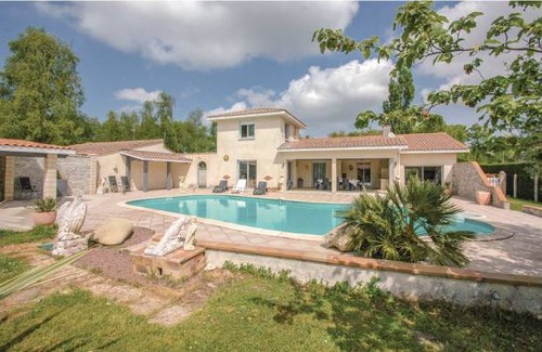 Saint-Vivien-de-Medoc House | 4 bedroom accommodation in Saint-Vivien-de-Medoc