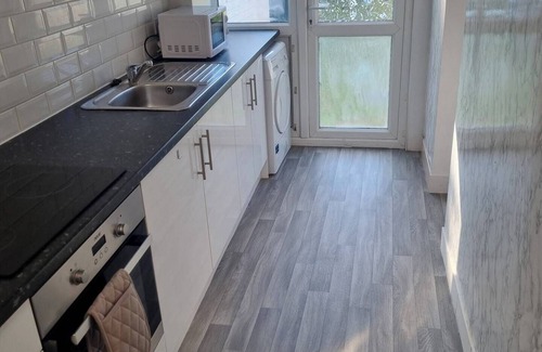 Gillingham House | 4 Bed House - Sleeps 8 - Parking - Wifi