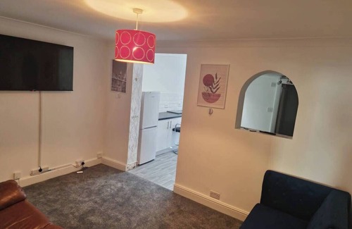 Gillingham House | 4 Bed House - Sleeps 8 - Parking - Wifi