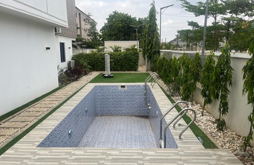 Abuja Apartment | 4-bedroom apartment in charming Abuja with WiFi, AC. Book now