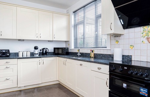 Southampton House | 4-Bed Retreat, Spacious Oasis with Modern Comfort