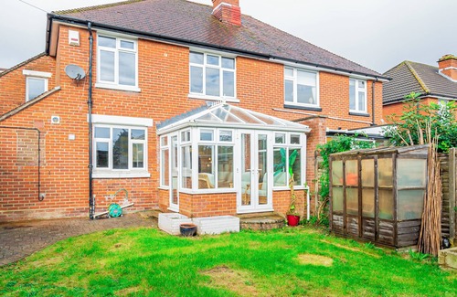 Southampton House | 4-Bed Retreat, Spacious Oasis with Modern Comfort