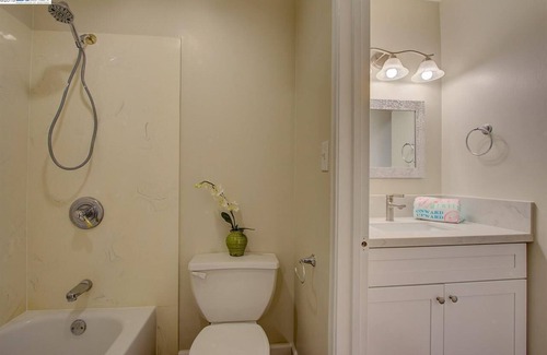 Union City House | 4 Bed Townhome with pool view /walk to shops