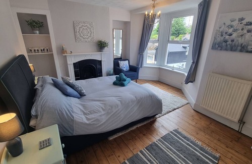 Brixham House | 4 bed townhouse 5 min level walk to harbour