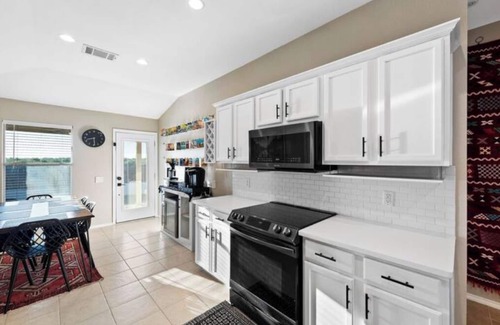 Los Cielos Apartment | 4 Bedroom: 5min to COTA/Airport 15min-Downtownnn