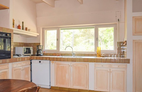 La Tour-d'Aigues House | 4 bedroom accommodation in La Tour D'Aigues