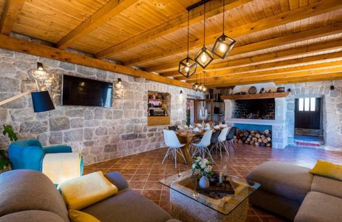 Gromaca House | 4 bedroom accommodation in Gromaca