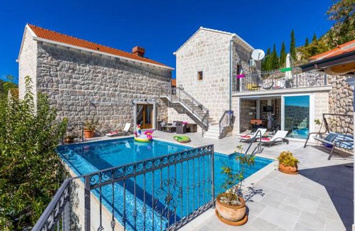 Gromaca House | 4 bedroom accommodation in Gromaca