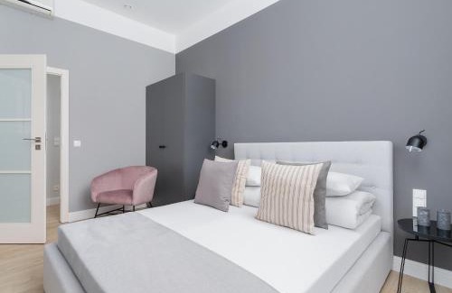 Stare Miasto Apartment | 4 Bedroom Apartment - Private Parking - Main Square