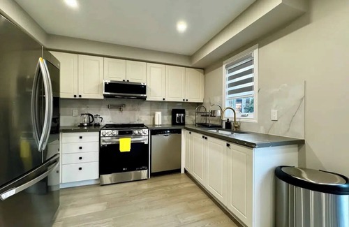 Ajax House | 4 Bedroom Calm and Cozy Family Home