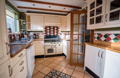 Gloucester House | 4 Bedroom Cotswold Getaway - Your Perfect Escape Awaits!