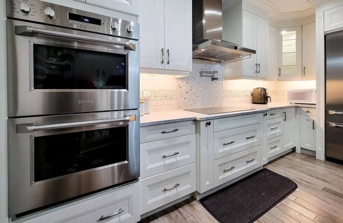Winona House | 4 Bedroom Cozy Family Home 5 minutes from the beach