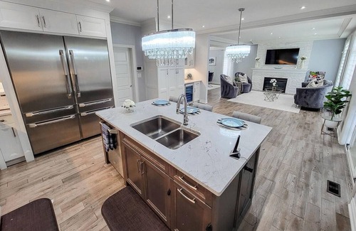 Winona House | 4 Bedroom Cozy Family Home 5 minutes from the beach