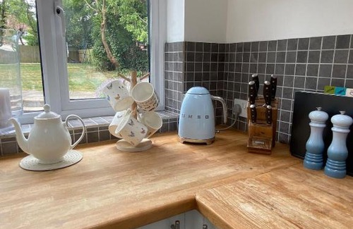 Ipswich Apartment | 4 Bedroom Detached House Sleeps 7