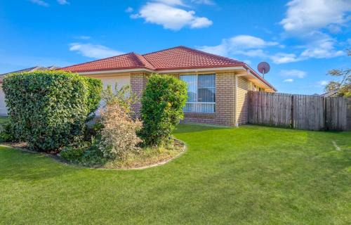 Raceview House | 4 bedroom entire house in Raceview,QLD 4305