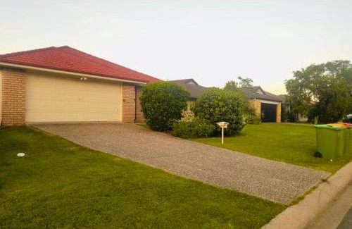 Raceview House | 4 bedroom entire house in Raceview,QLD 4305