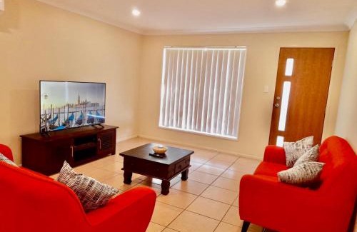 Raceview House | 4 bedroom entire house in Raceview,QLD 4305
