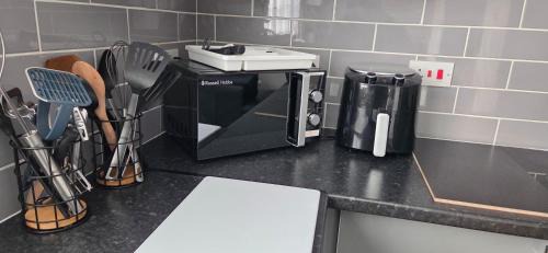 Warwick Apartment | 4 Bedroom Flat - Sleeps 5 - Free Parking & Wifi - Warwickshire