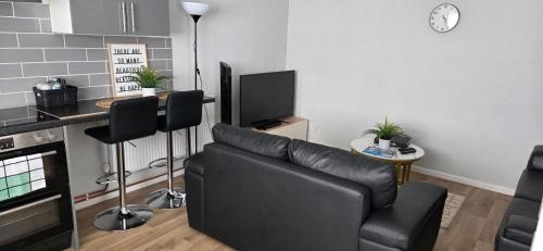 Warwick Apartment | 4 Bedroom Flat - Sleeps 5 - Free Parking & Wifi - Warwickshire