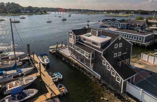 Warren Apartment | 4 Bedroom Historic Getaway Steps from Waterfront!