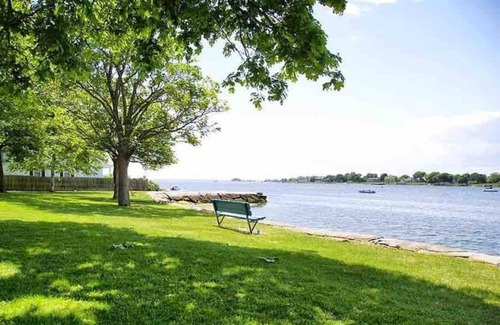 Warren Apartment | 4 Bedroom Historic Getaway Steps from Waterfront!