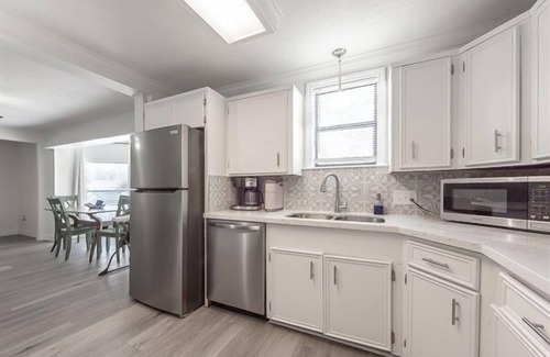 Groves House | 4 bedroom home in Groves with pool