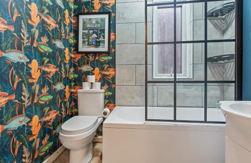 Eccles House | 4 Bedroom House in Eccles, Trafford, Manchester - Sleeps 10 - 3 Double Beds - 4 Single Beds - FREE PARKING, Garden & Fast Fibre Wi-Fi - Close to Trafford Centre, MediaCityUK, Salford Quays, and both Old Trafford stadiums