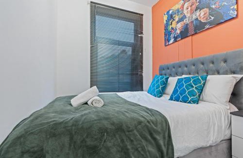 Eccles House | 4 Bedroom House in Eccles, Trafford, Manchester - Sleeps 10 - 3 Double Beds - 4 Single Beds - FREE PARKING, Garden & Fast Fibre Wi-Fi - Close to Trafford Centre, MediaCityUK, Salford Quays, and both Old Trafford stadiums
