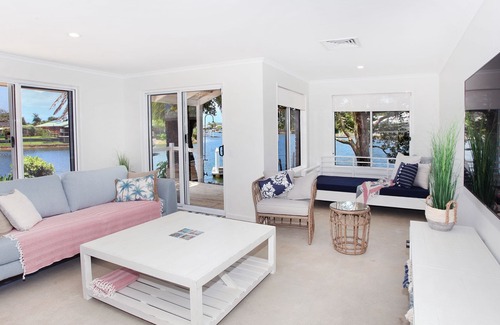 Maroochydore House | 4 bedroom house on canal, private beach, pool and pontoon