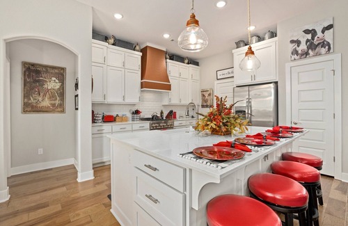Springdale House | 4-bedroom house Rural Cottage setting at the back of Upscale nhrbhood, hot tub