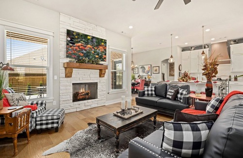 Springdale House | 4-bedroom house Rural Cottage setting at the back of Upscale nhrbhood, hot tub