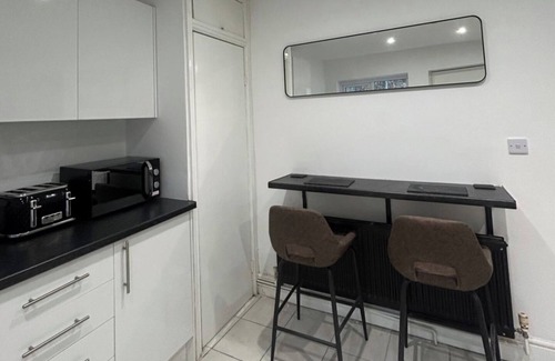 Margam House | 4 Bedroom House, Sleeps 7 - Pet Friendly & Wifi