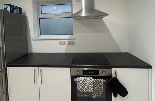 Margam House | 4 Bedroom House, Sleeps 7 - Pet Friendly & Wifi