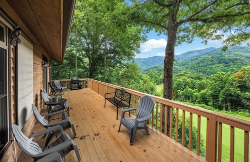 Whittier House | 4-Bedroom Mountain House w/Golf Course View, Hot Tub, Pool Table, & Foosball!