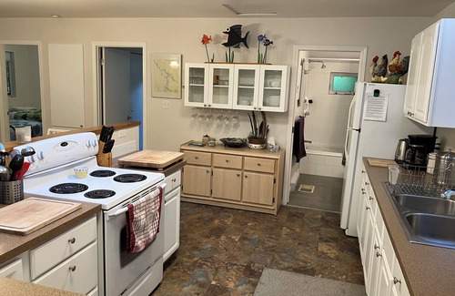 Halfmoon Bay House | 4 Bedroom Pet Friendly Cottage Quiet Secluded Waterfront Location In Secret Cove