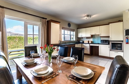 Kenmare House | 4-Bedroom Pet-Friendly Holiday Home with Free Pool and Leisure Centre